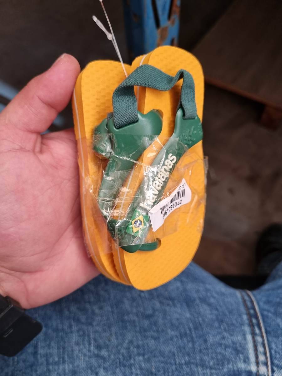 Chinelo infantil Havaianas amarelo com tiras verdes