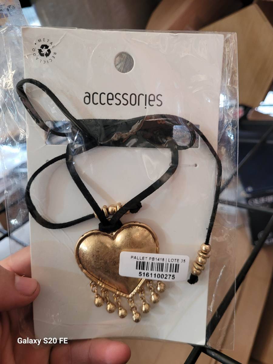 Colar com pingente de coração dourado