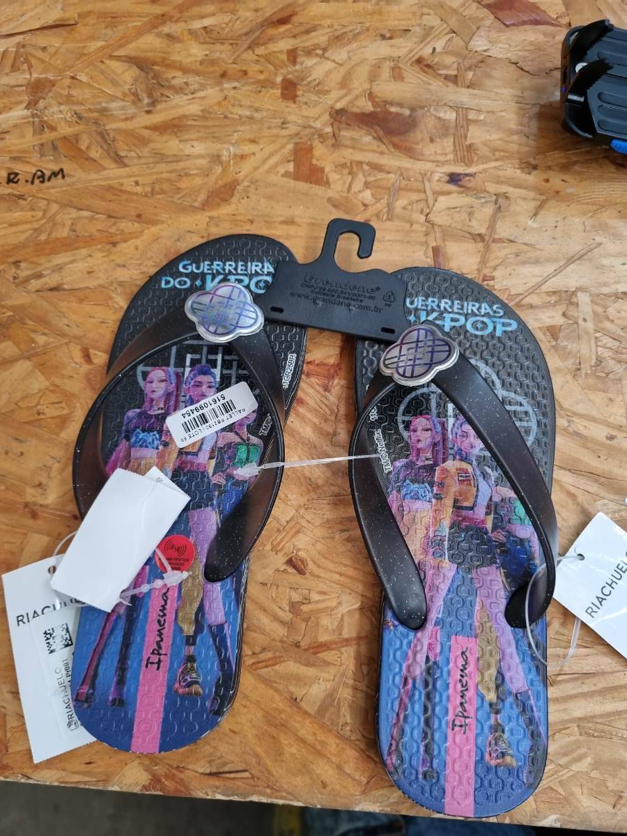 Chinelo infantil feminino com estampa de personagens K-pop