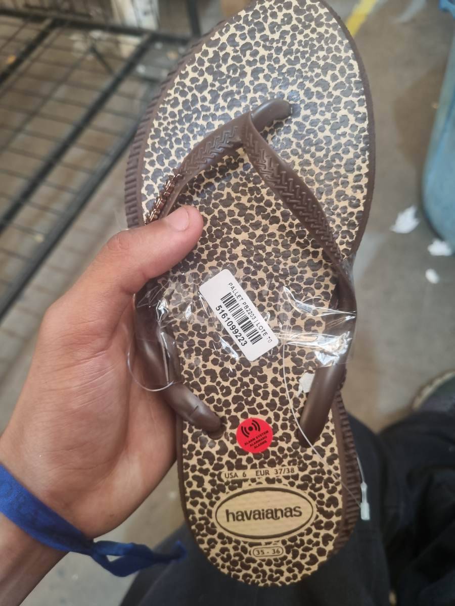 Chinelo Havaianas feminino com estampa animal print