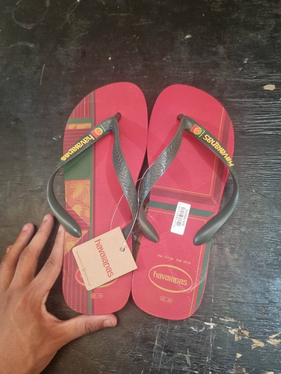Chinelo Havaianas vermelho com tiras pretas
