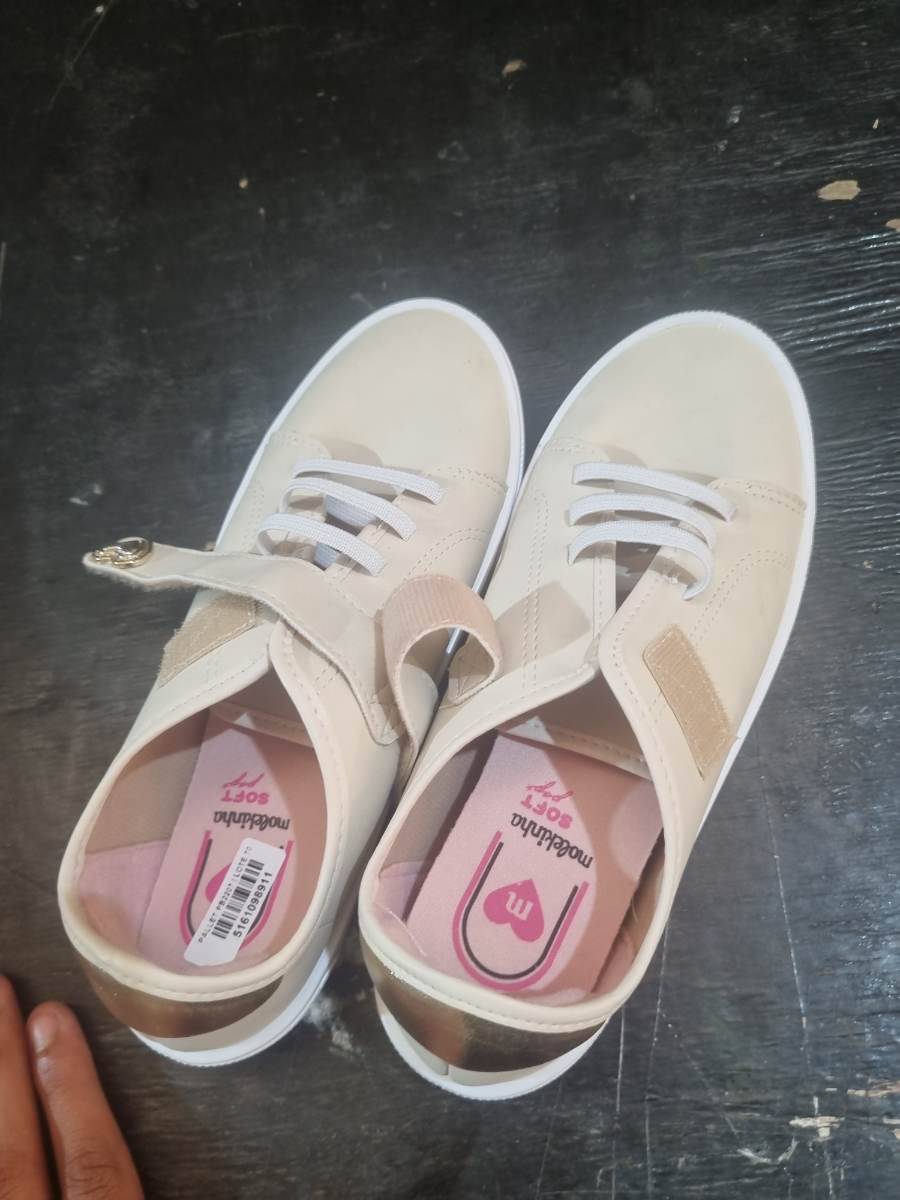 Tênis feminino casual bege com velcro