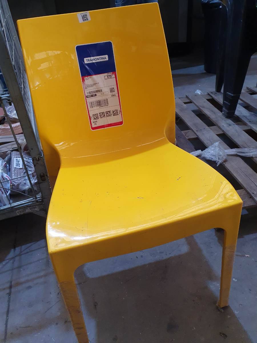 Cadeira plástica amarela