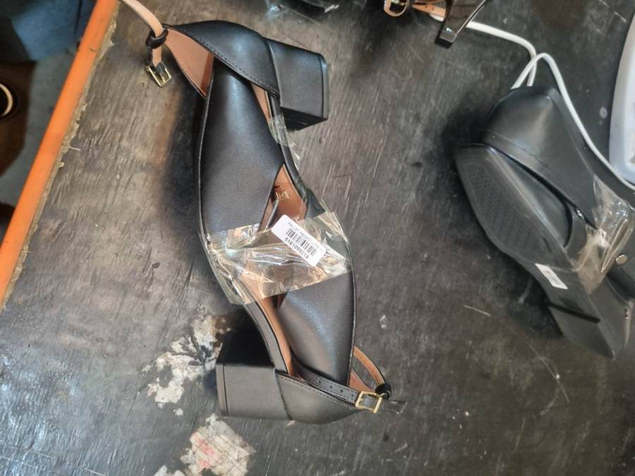 Sapato feminino de salto médio quadrado