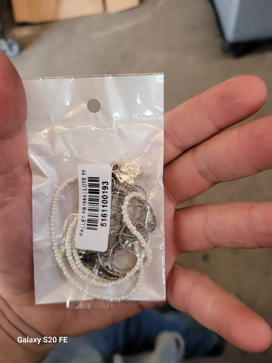 Colar com contas brancas e pingente metálico