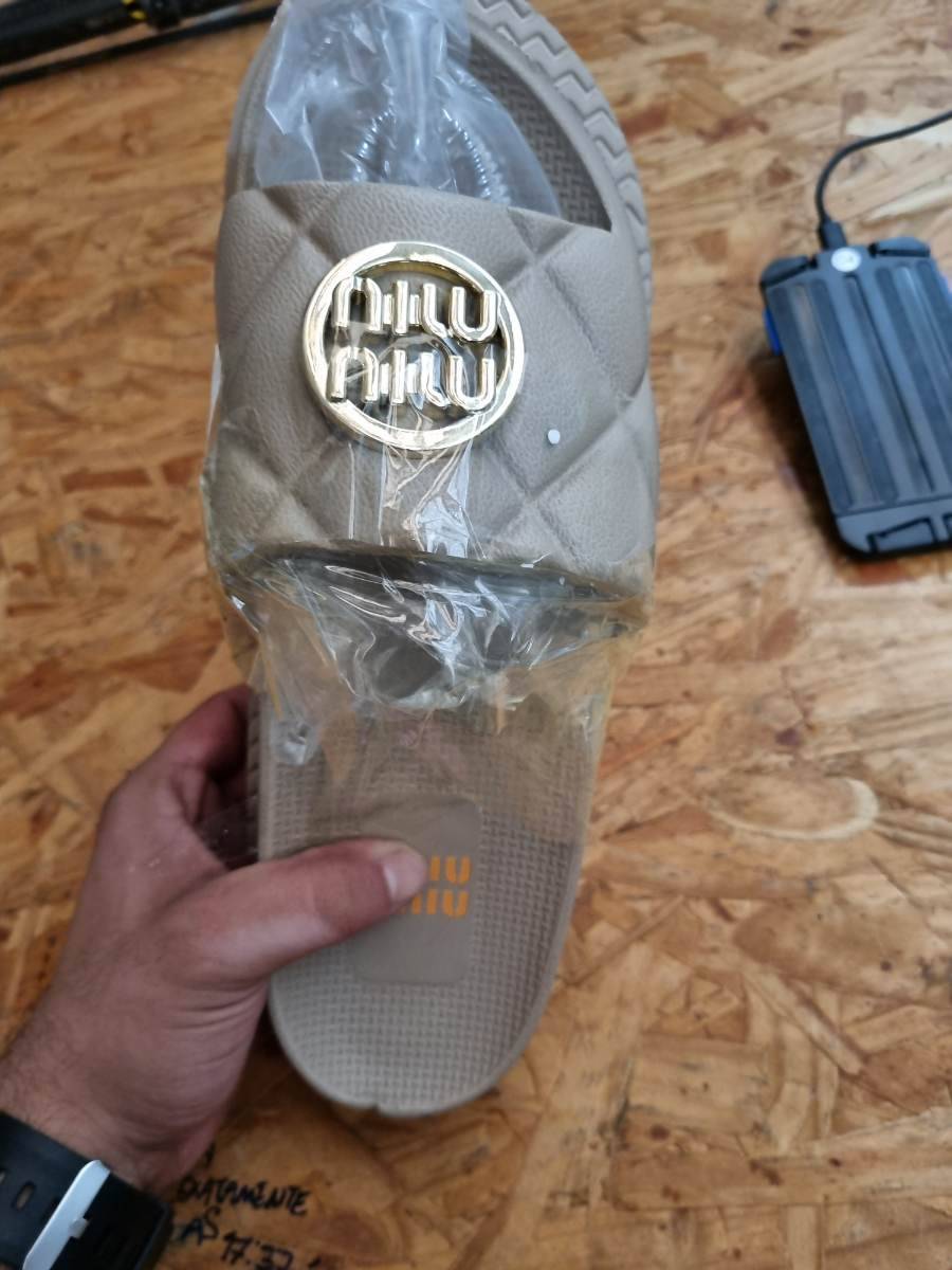 Chinelo feminino Miu Miu