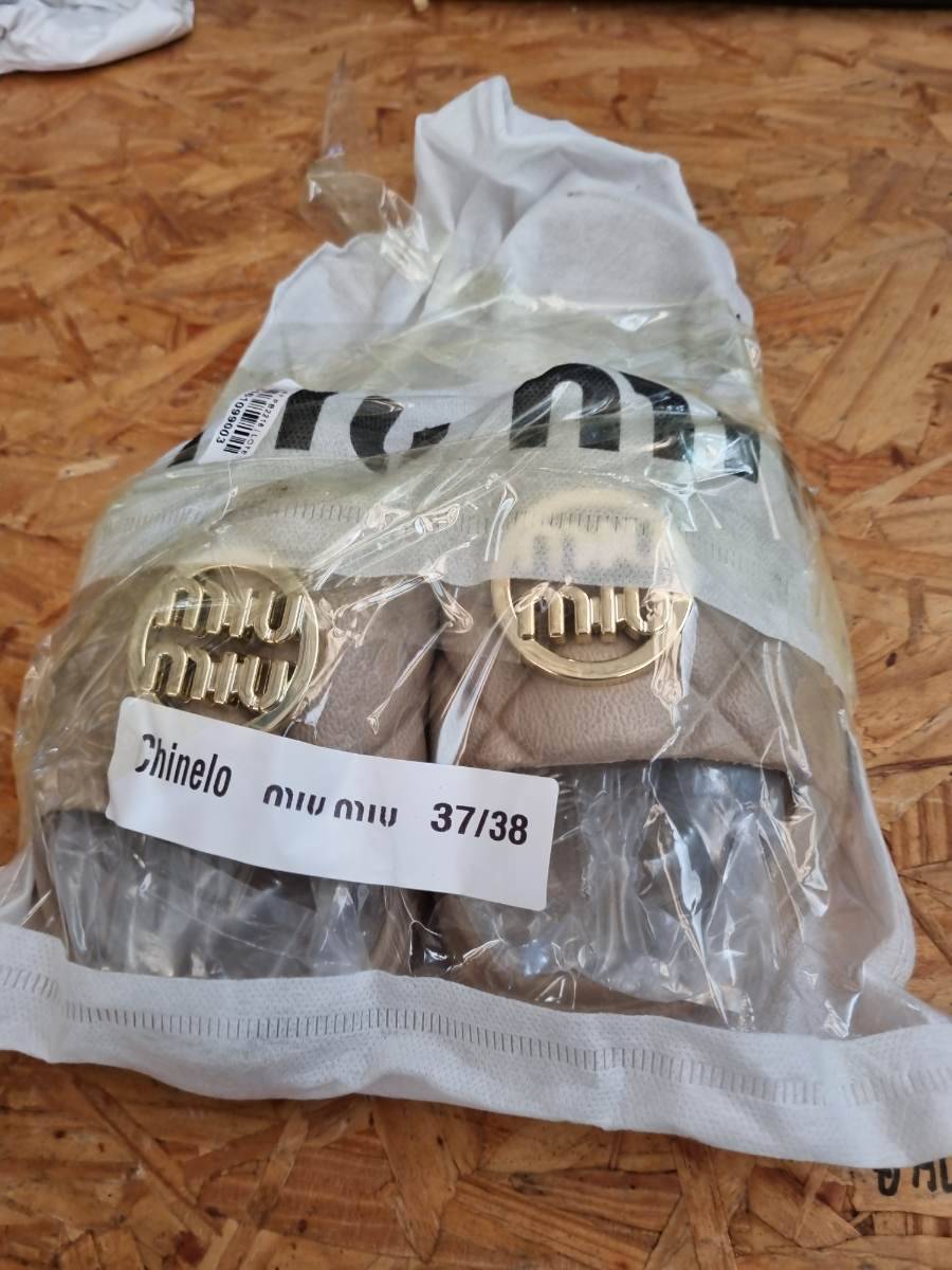 Chinelo feminino Miu Miu