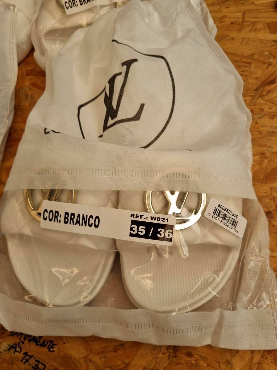 Sandália feminina branca com detalhe metálico
