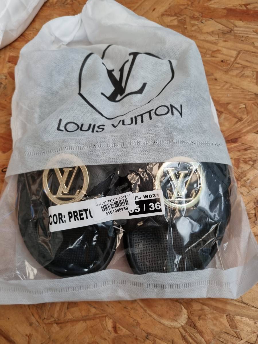 Sandália Louis Vuitton feminina preta