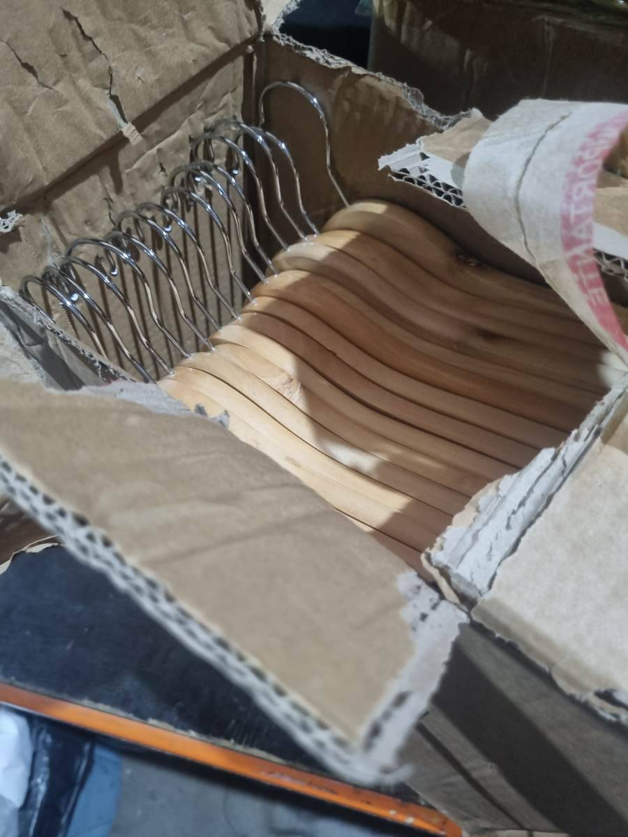 Caixa com 15 cabides de madeira