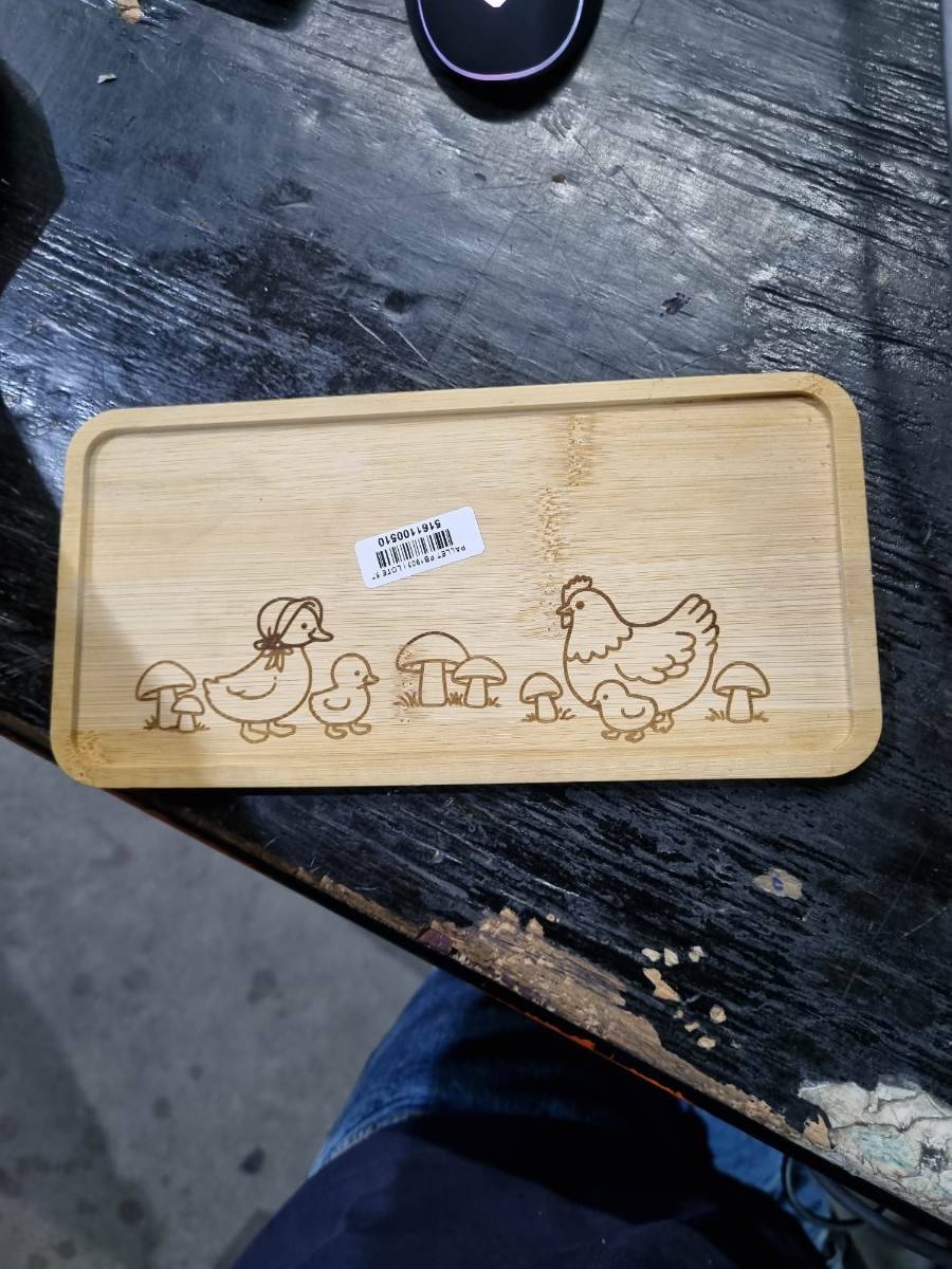 Tábua de corte de bambu com desenho de galinha e pintinhos