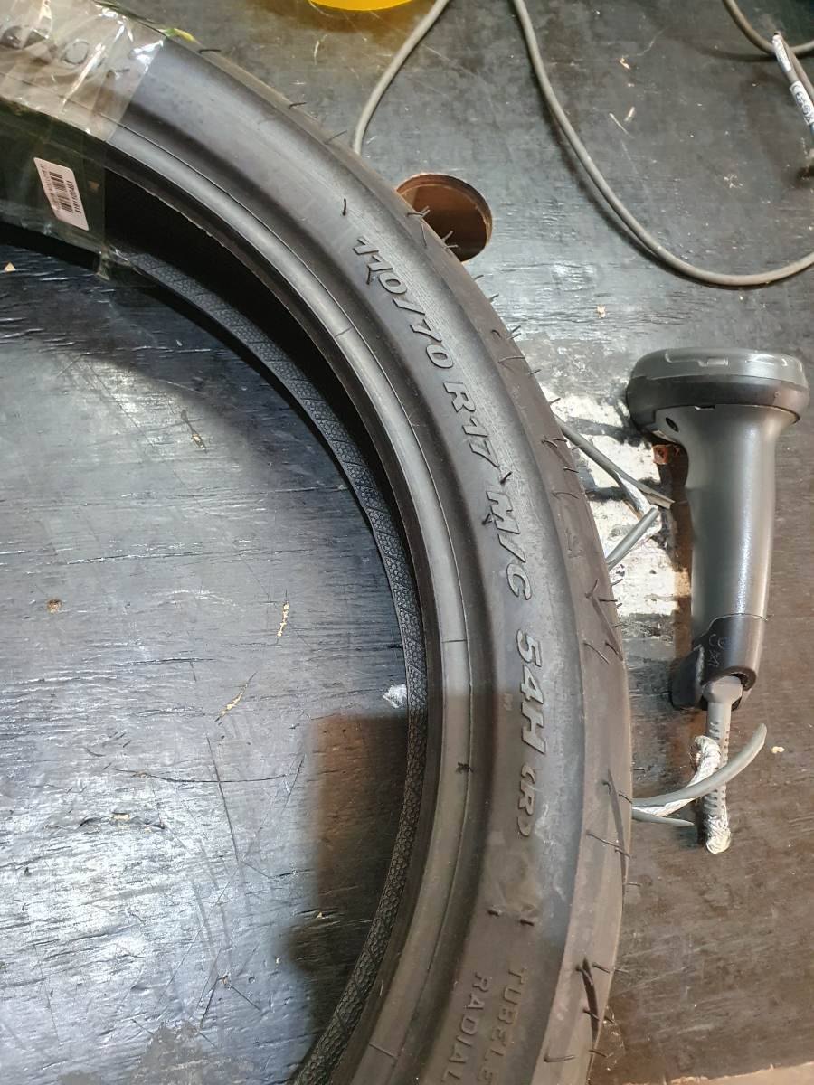 Pneu para motocicleta pirelli110/70 R17