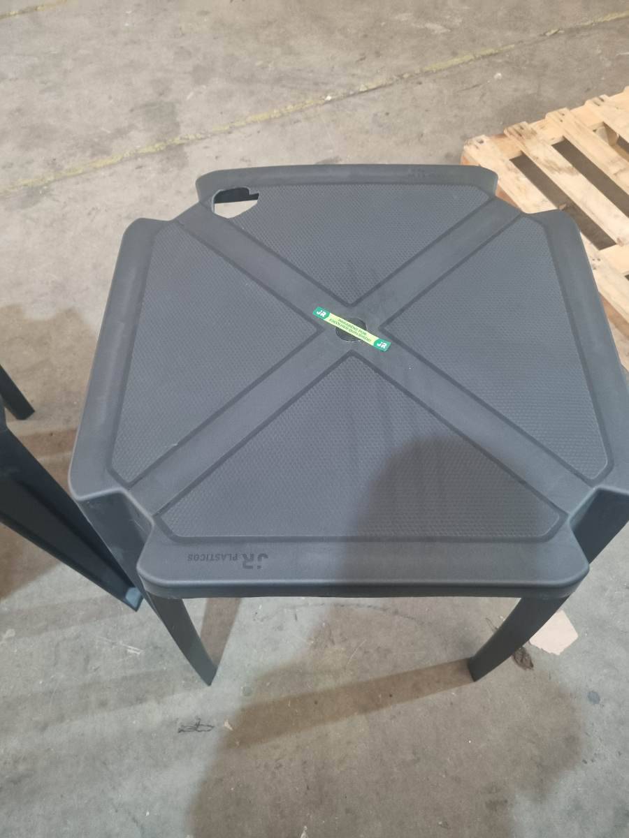 Mesa plástica quadrada