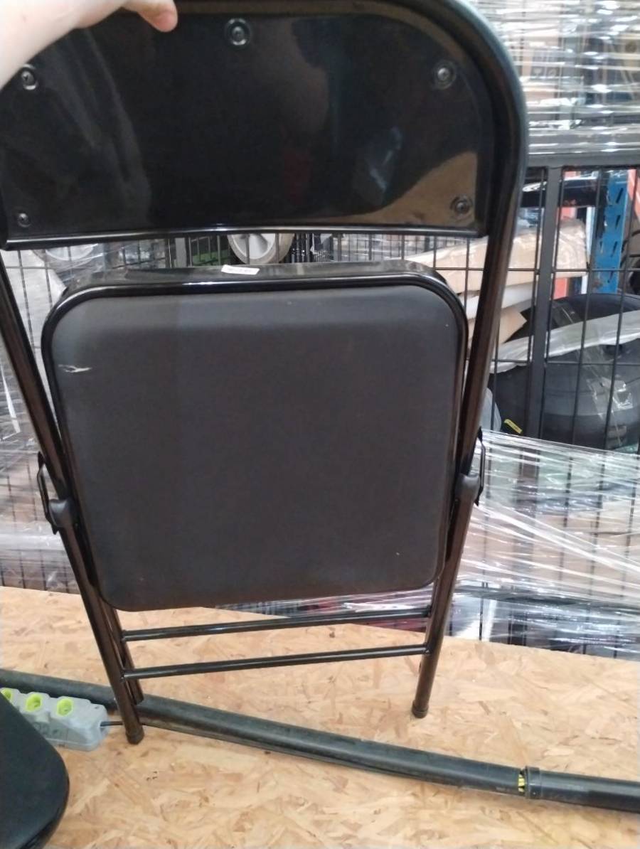 Cadeira dobrável de metal com assento acolchoado