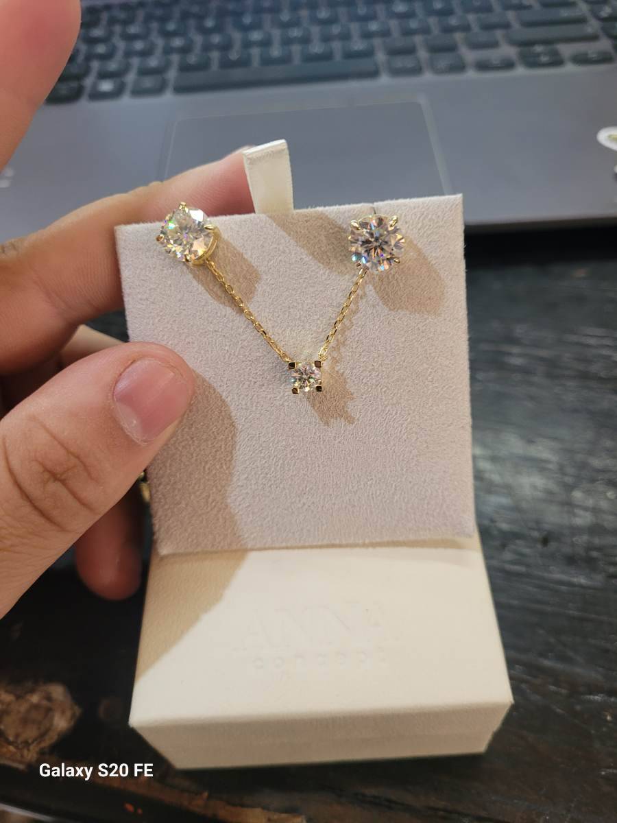 Conjunto de joias com colar e brincos com pedras brilhantes