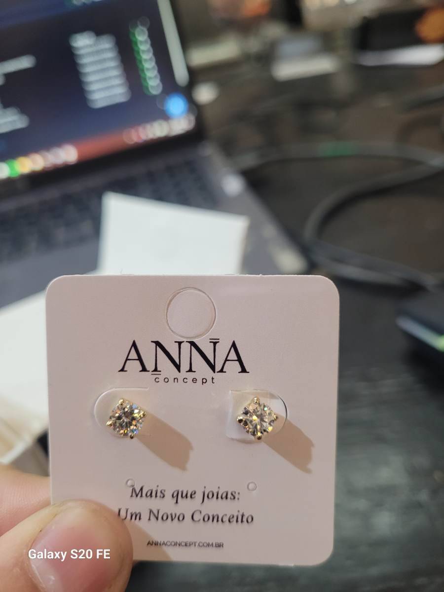 Brinco com pedra brilhante