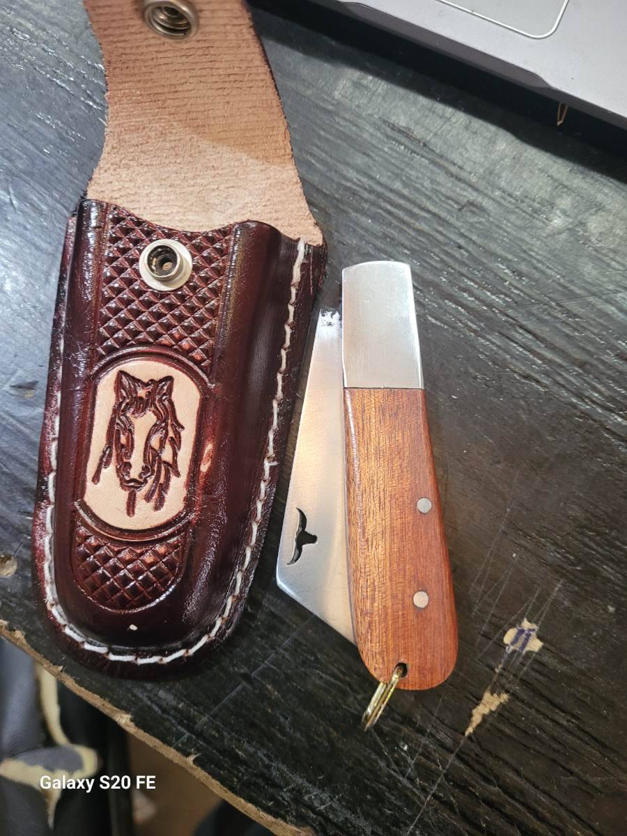 Faca de bolso com bainha de couro