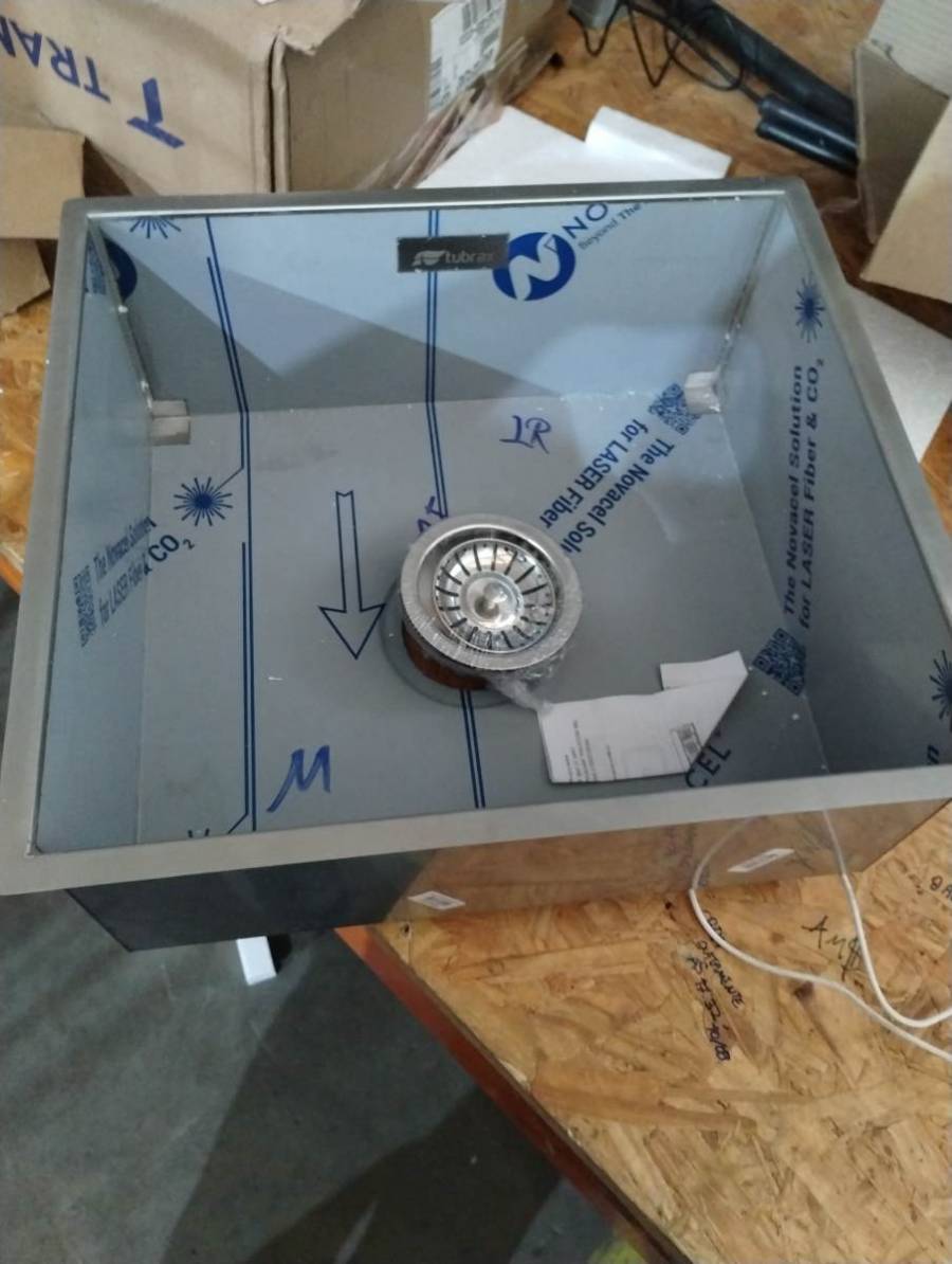 Cuba de aço inox para cozinha com válvula de escoamento