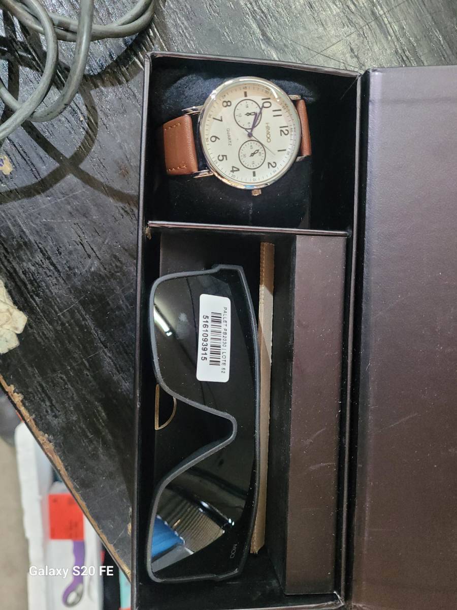 Relógio de pulso com pulseira de couro marrom e óculos escuros