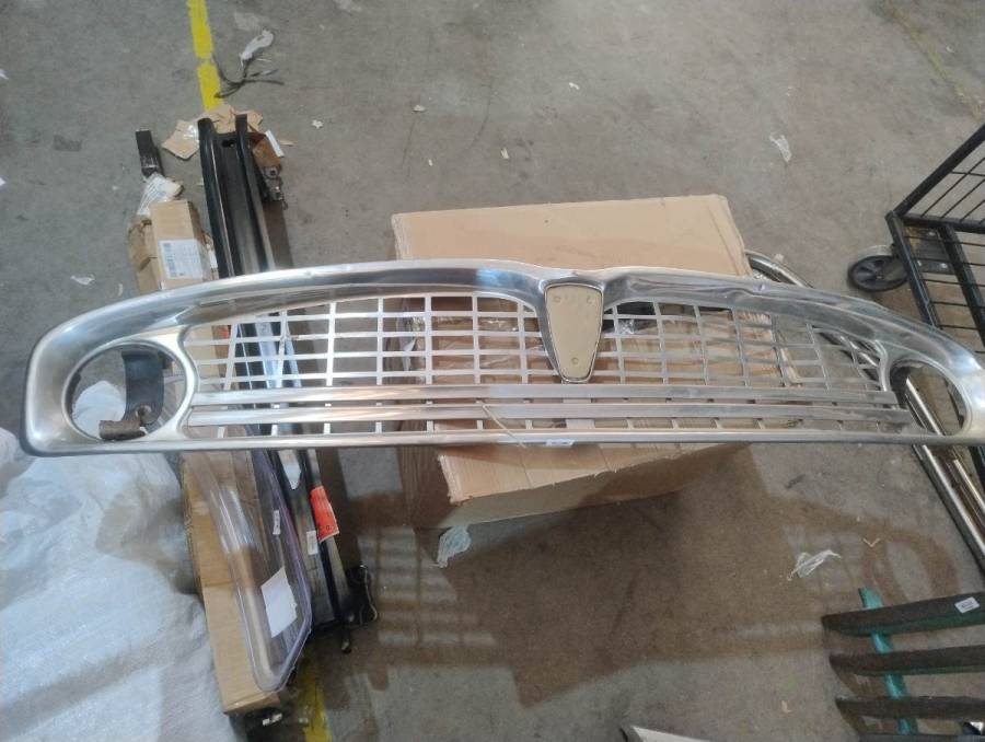 Grade frontal cromada para veículo