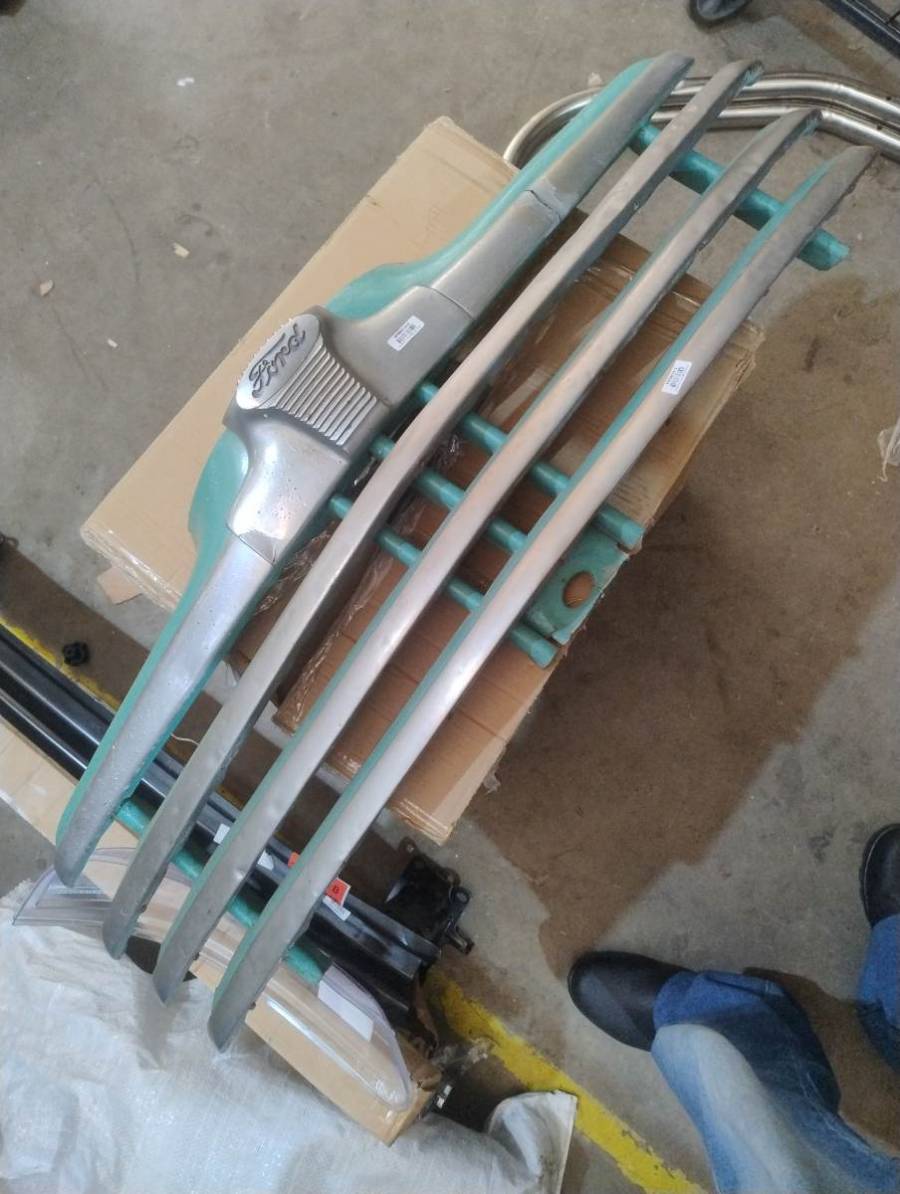 Grade frontal cromada para veículo Ford antigo