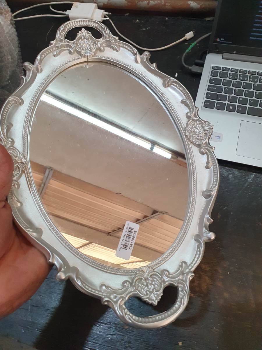 Espelho decorativo oval com moldura ornamentada