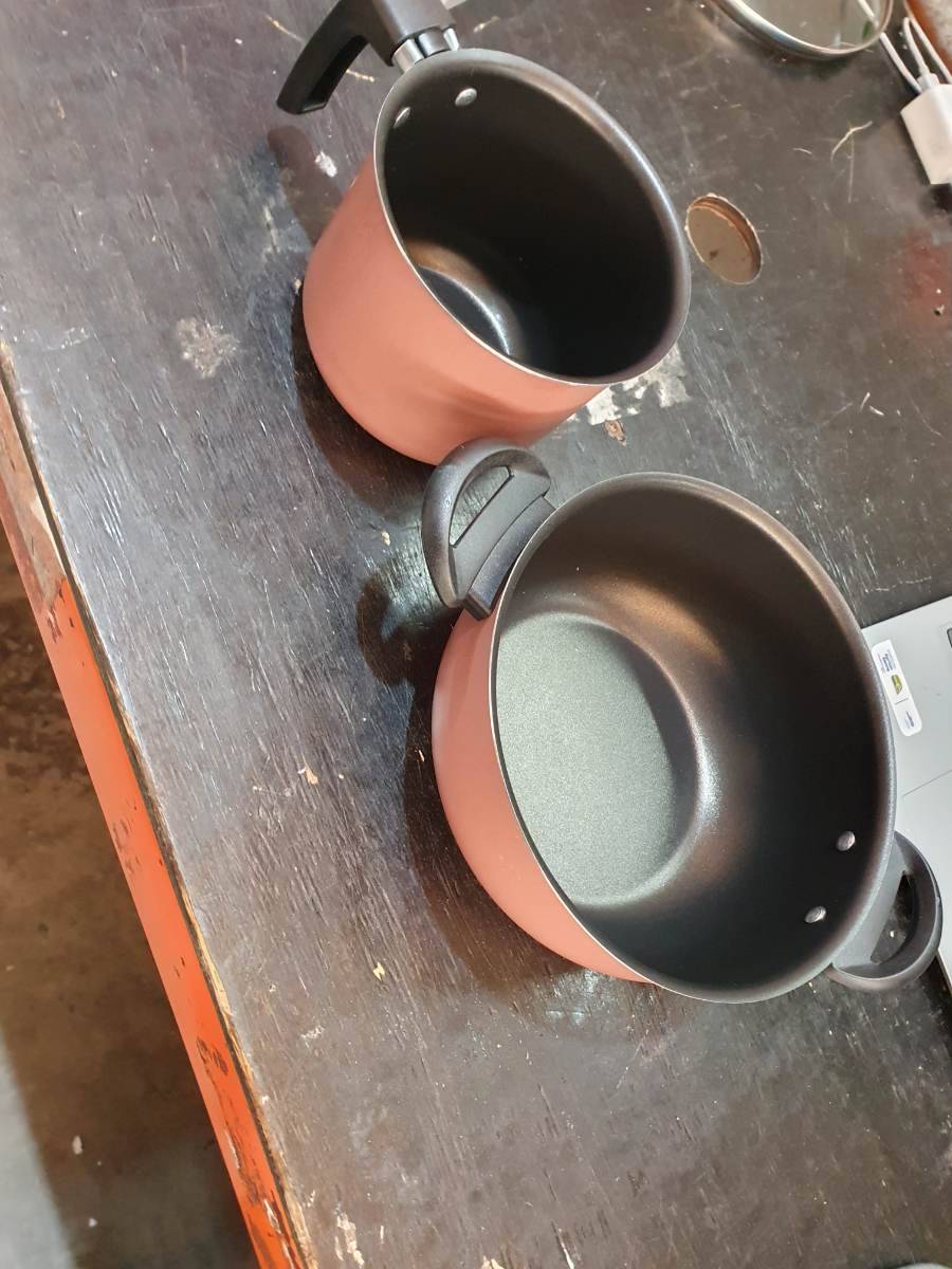 Panela e caneca de alumínio