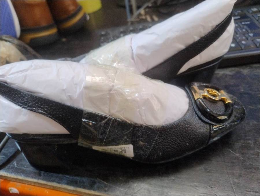 Sapato feminino preto com detalhe dourado