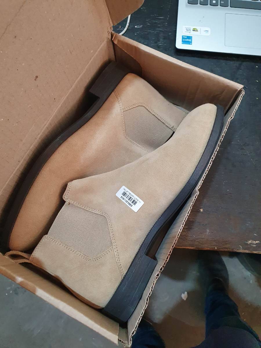 Bota masculina bege em camurça