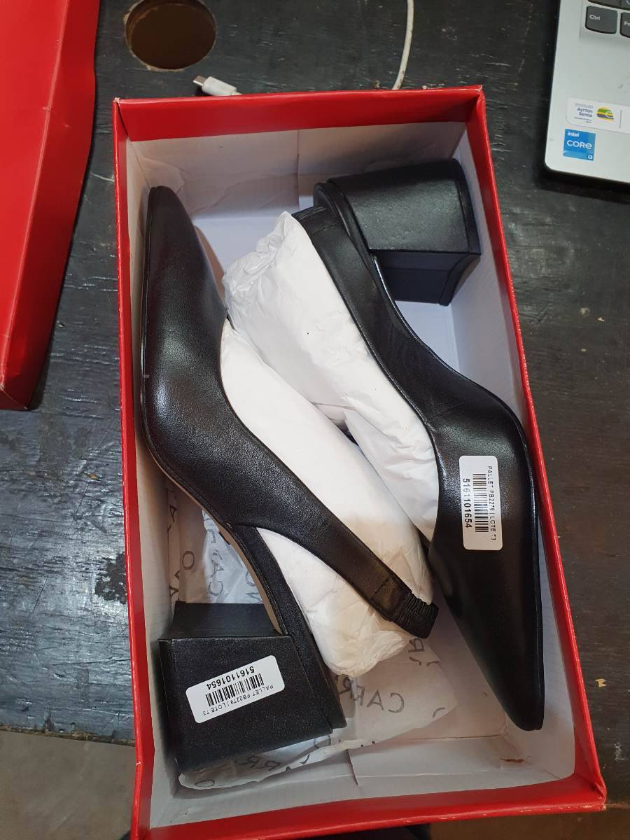 Sapato feminino de salto médio quadrado