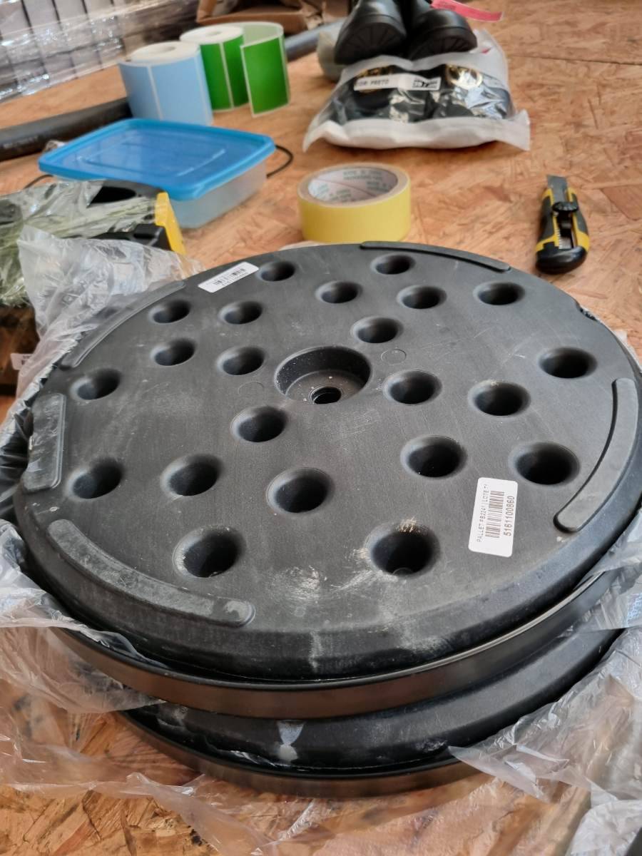 Suporte ou base plástica circular com furos