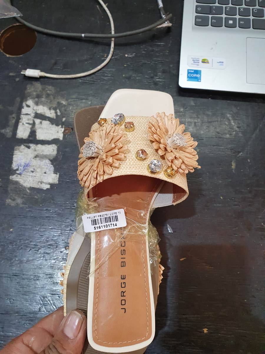 Sandália feminina com flores decorativas e pedras