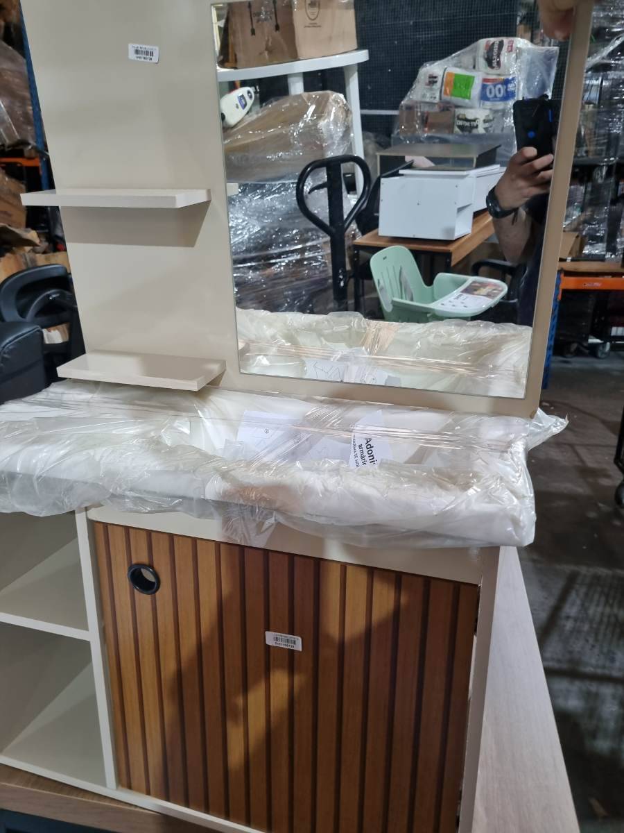 Gabinete de banheiro com espelho