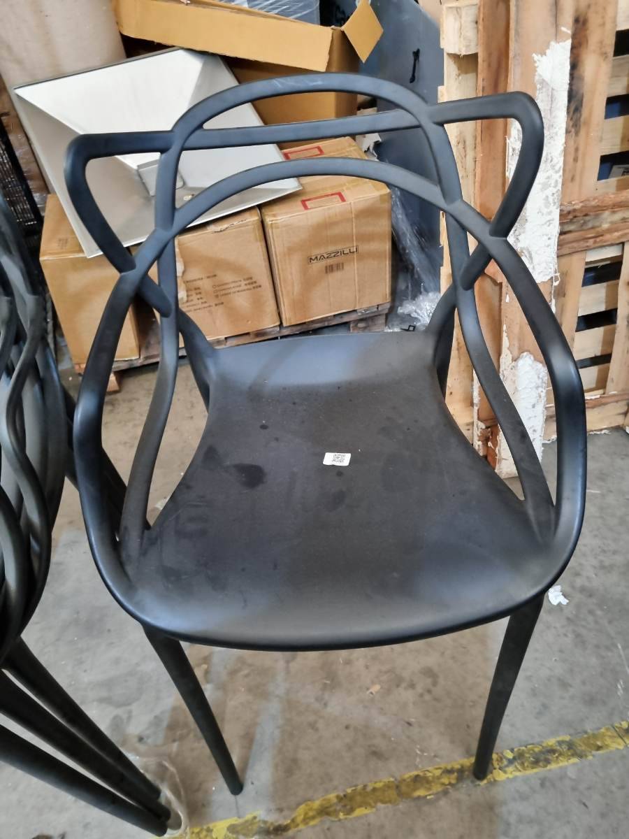 Cadeira de plástico preta com design moderno