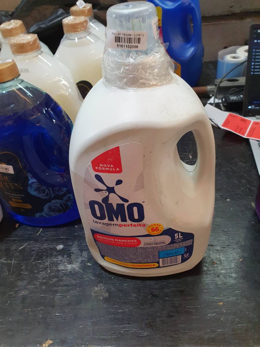 Detergente líquido para roupas OMO lavagem perfeita