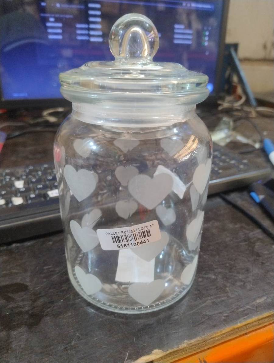 Pote de vidro decorado com corações foscos
