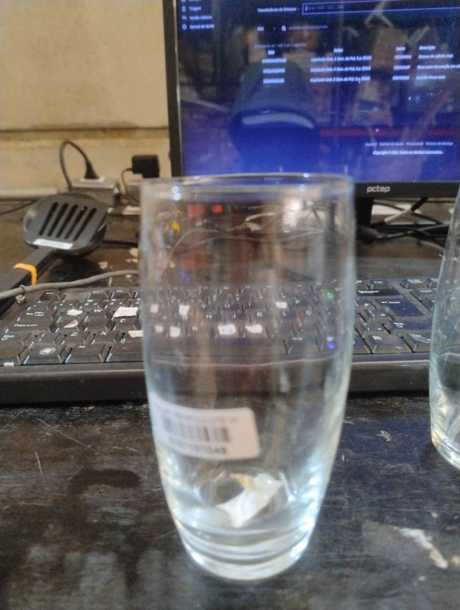 Copo de vidro transparente