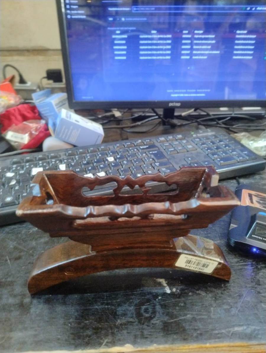 Suporte ou base decorativa de madeira entalhada