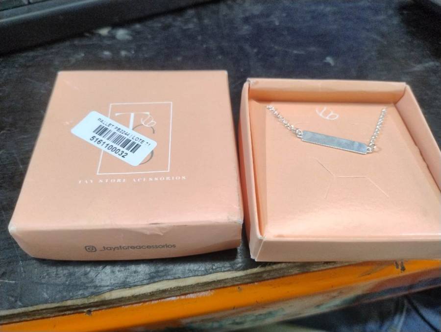 Colar com placa retangular