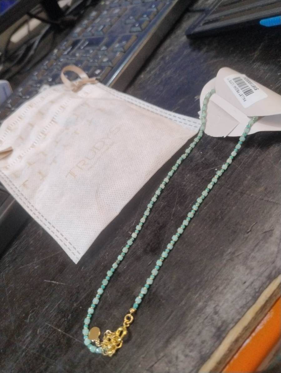 Colar com miçangas verdes e fecho dourado