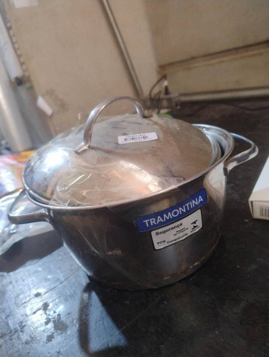 Panela de inox com tampa
