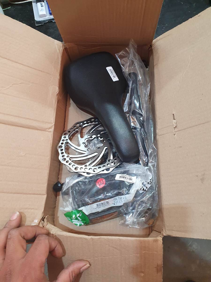 Kit acessórios para bicicleta incluindo selim, disco de freio e pedais