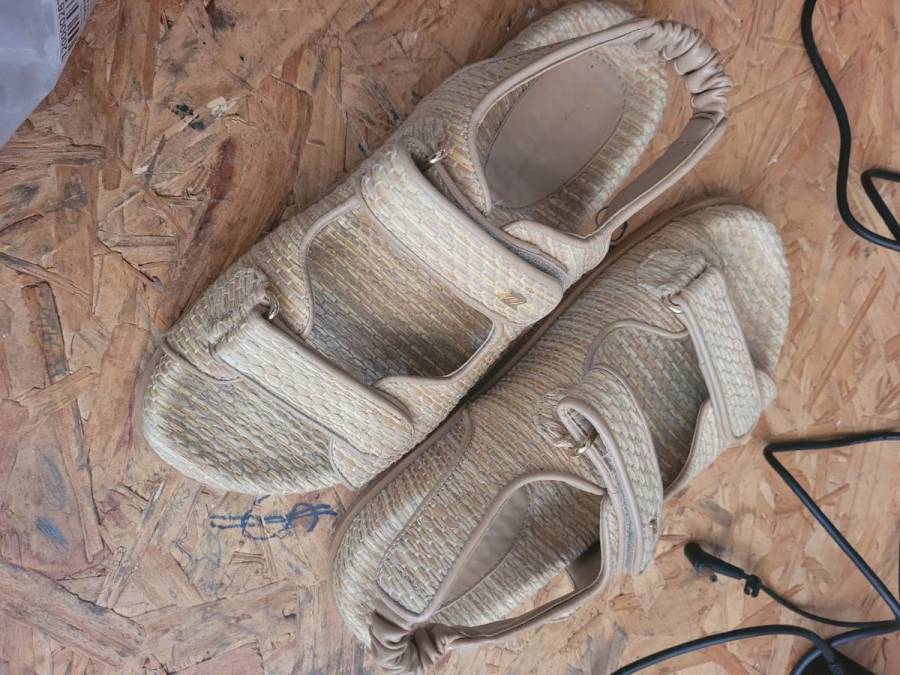 Sandália feminina de tiras em material trançado