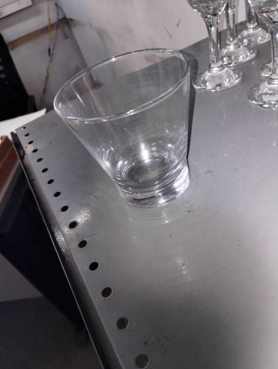 Copo de vidro transparente