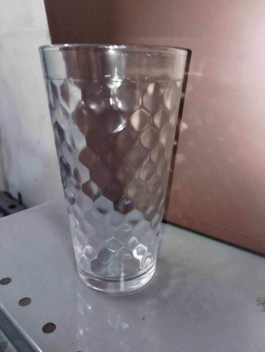 Copo de vidro com textura hexagonal