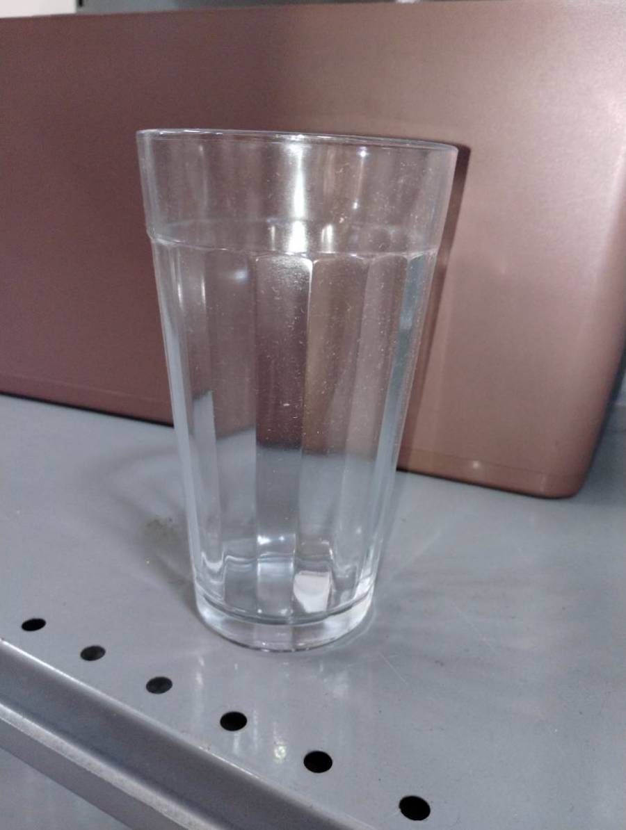Copo de vidro transparente