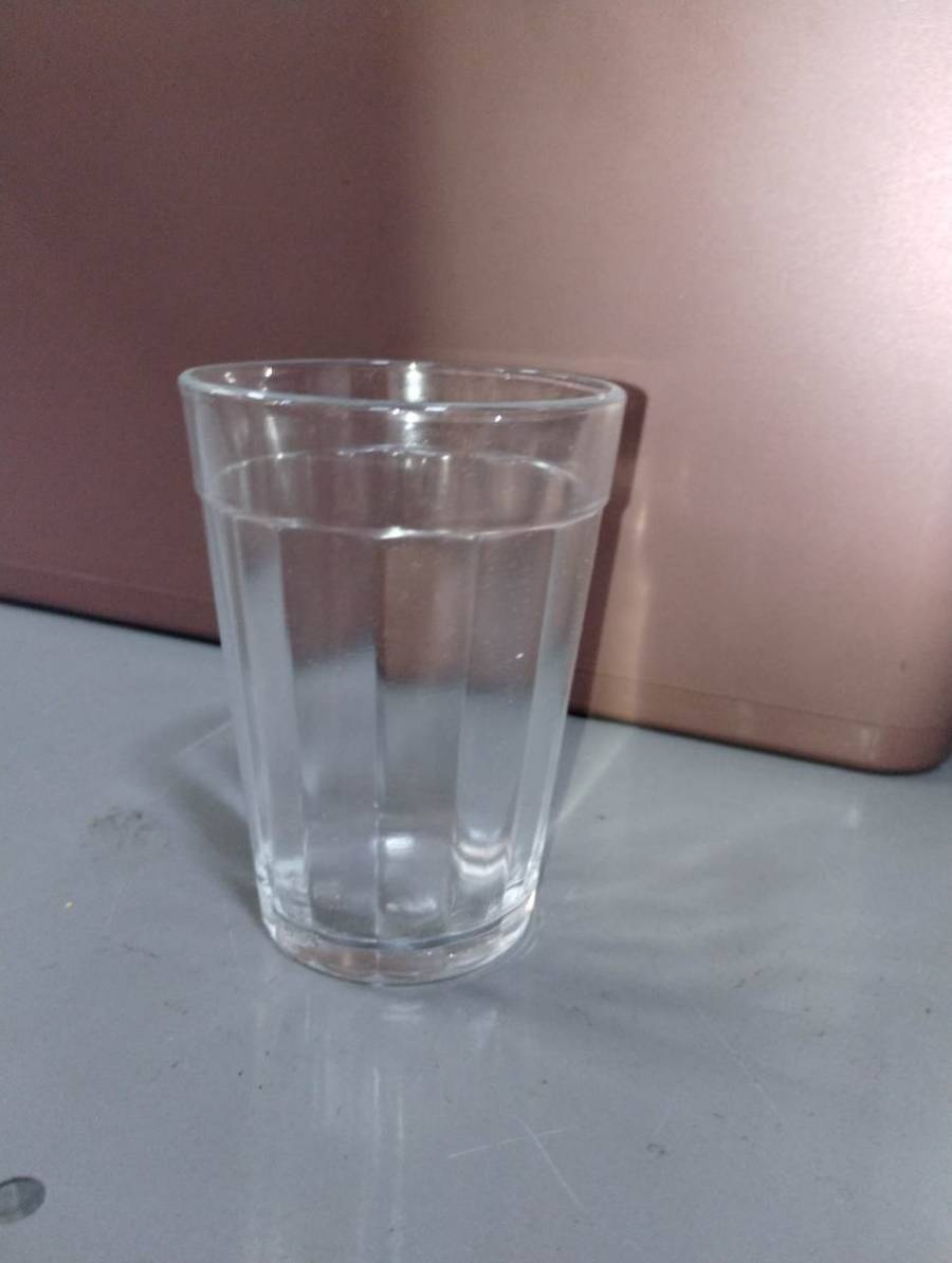 Copo de vidro transparente