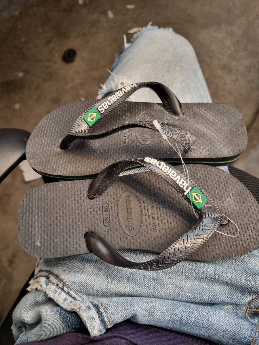 Chinelo Havaianas preto com detalhes verde e branco