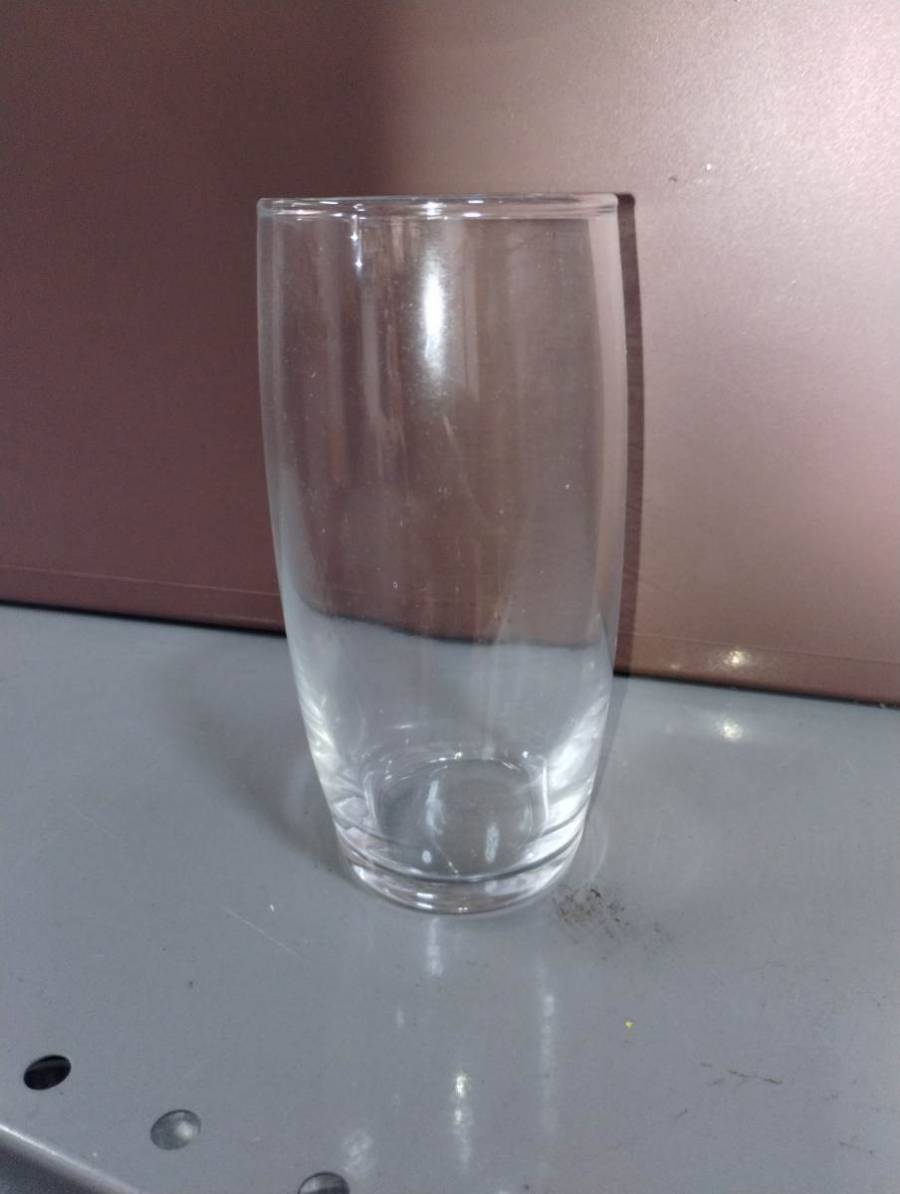 Copo de vidro transparente