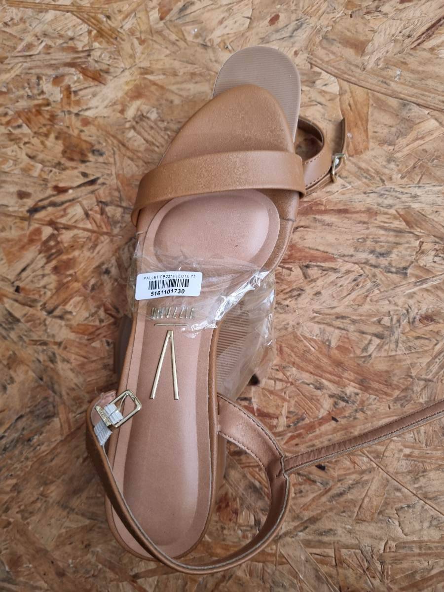 Sandália feminina de tira única com fivela
